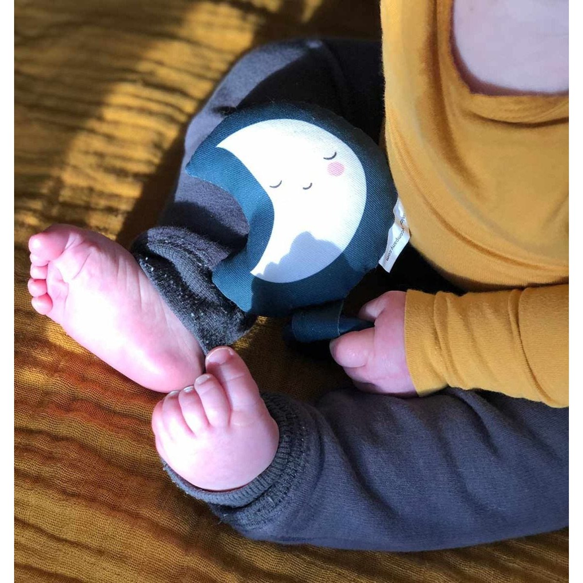 a-little-lovely-company-baby-rattle-moon- (6)