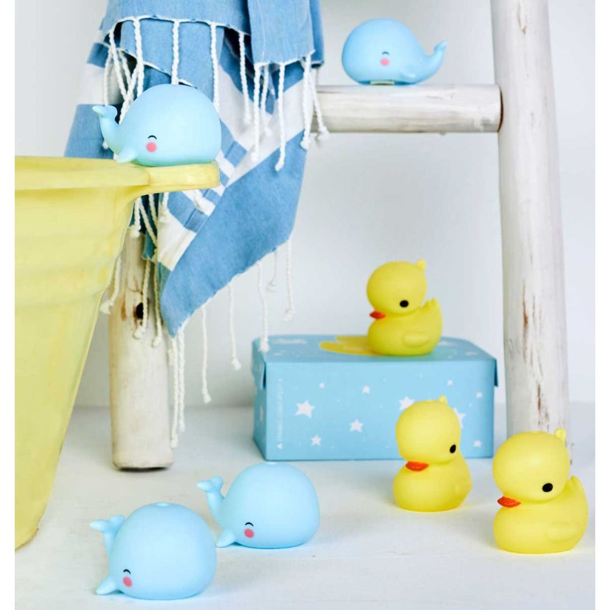 a-little-lovely-company-bath-toy-whale- (7)