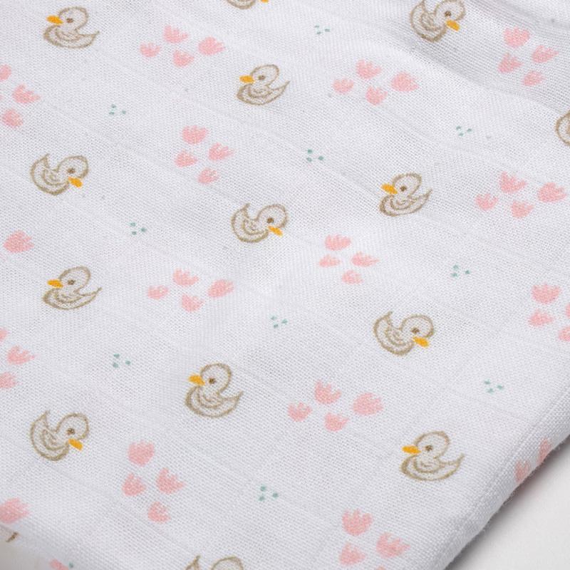 beaba-set-of-3-cotton-muslins-wraps-swan-pink (3)