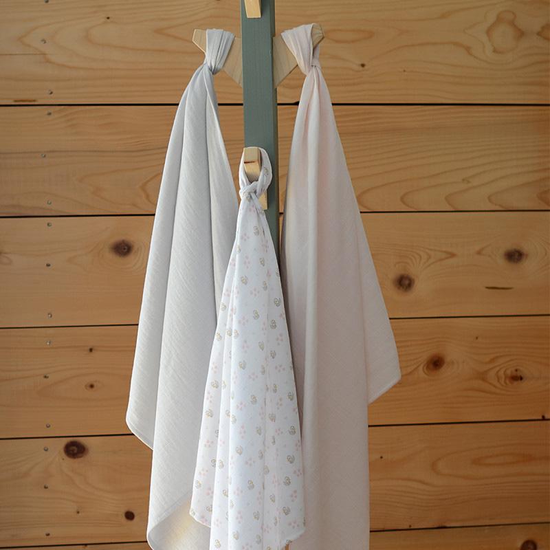 beaba-set-of-3-cotton-muslins-wraps-swan-pink (5)