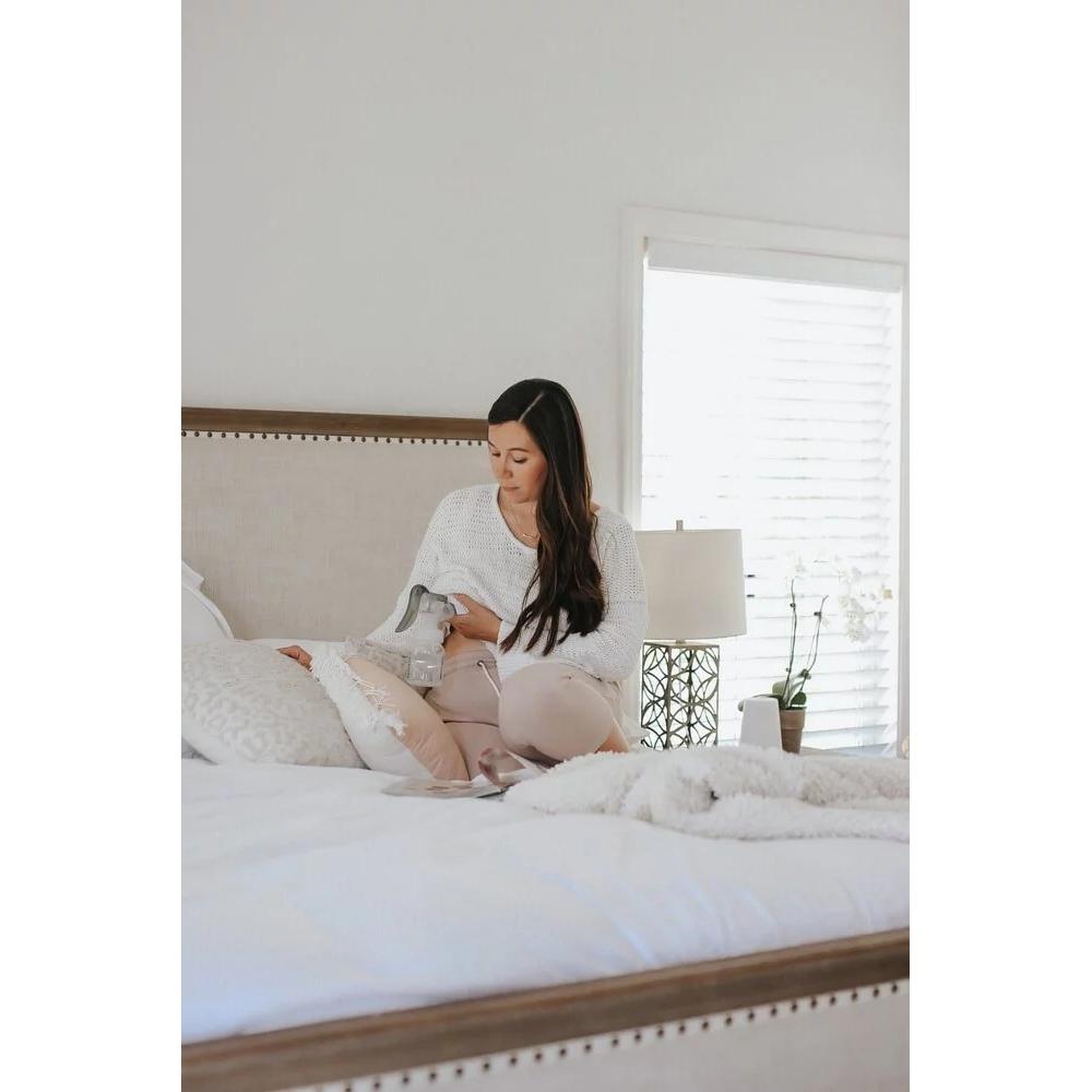 dr-browns-manual-breast-pump-with-softshape™-silicone-shield- (6)