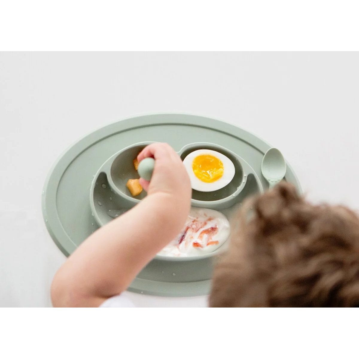 ezpz-silicone-mini-mat-+-utensils-feeding-set-lime- (3)