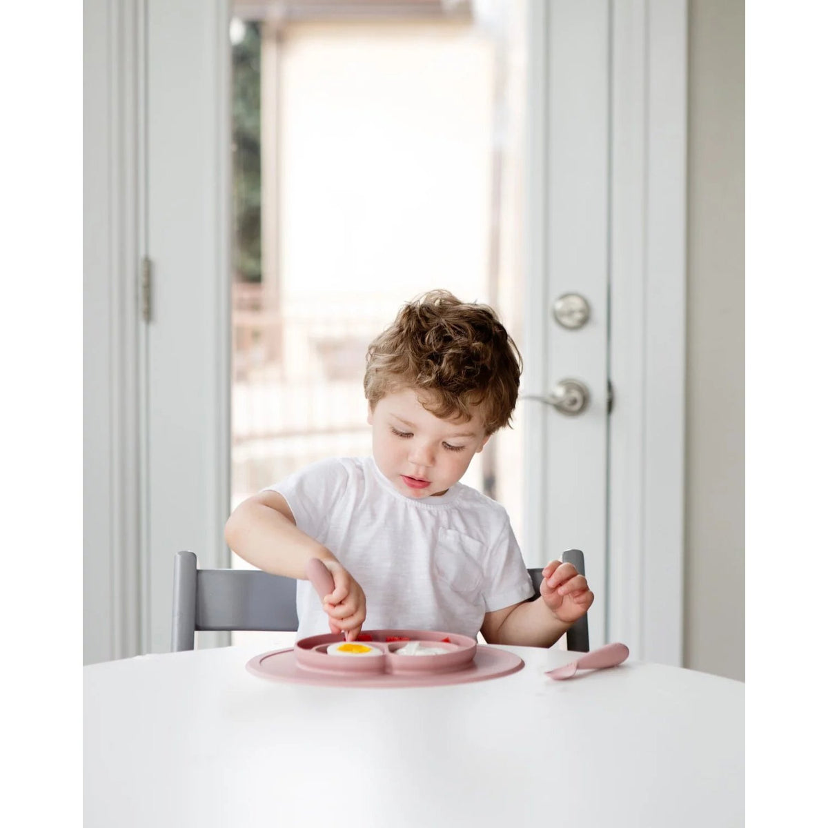 ezpz-silicone-mini-mat-+-utensils-feeding-set-lime- (9)