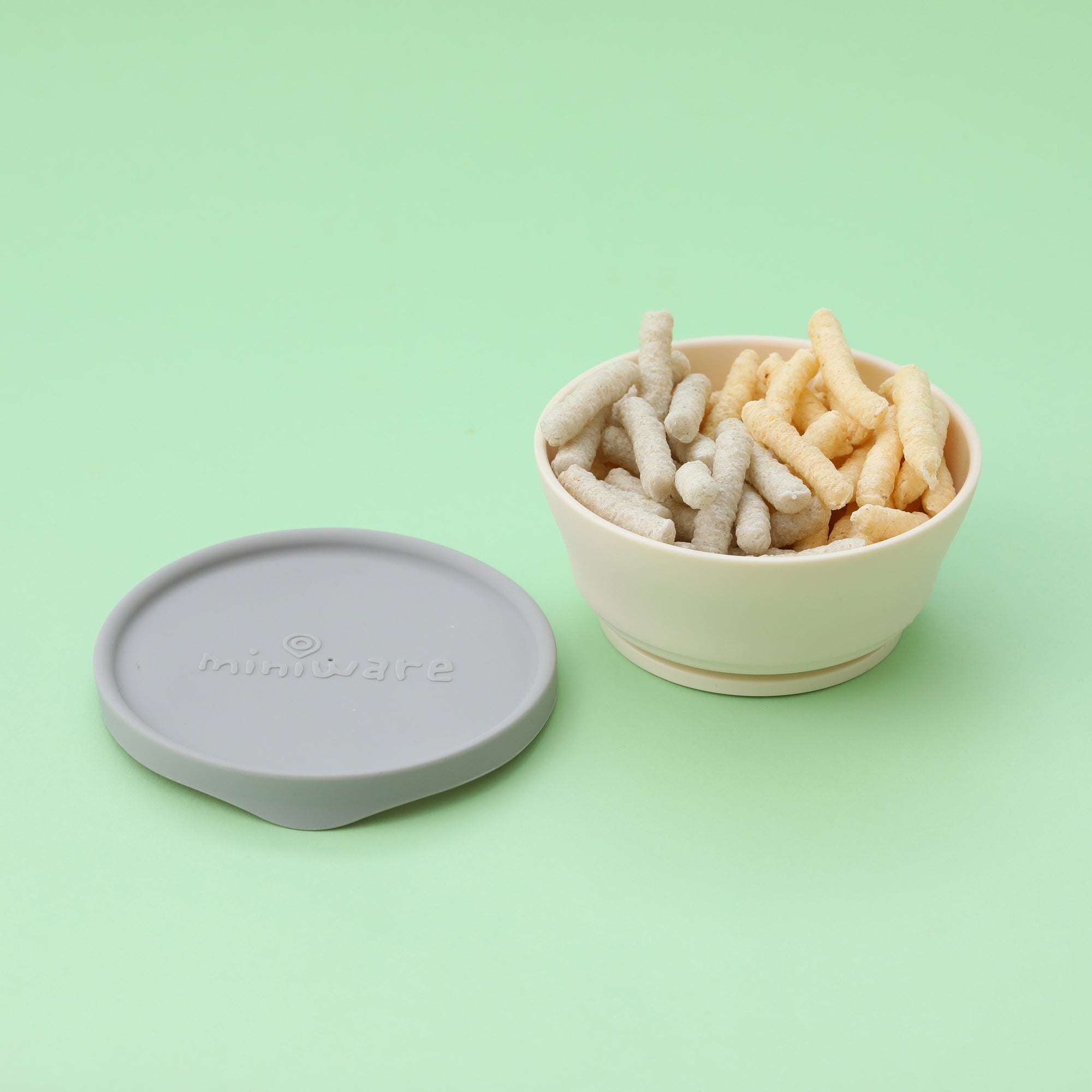 miniware-first-bite-set-pla-cereal-suction-bowl-vanilla-+-silicone-spoon-and-cover-in-cotton-grey- (13)