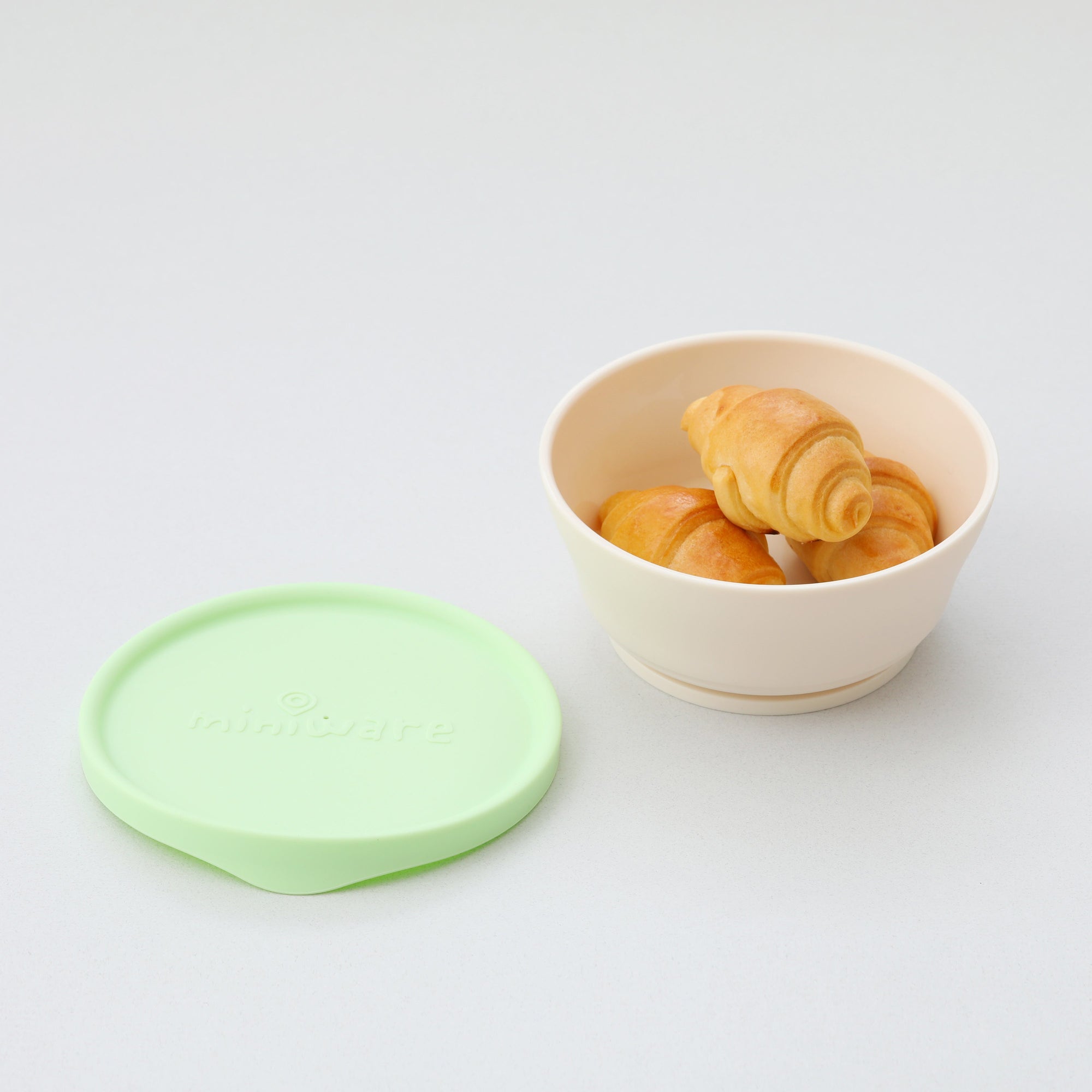 miniware-first-bite-set-pla-cereal-suction-bowl-vanilla-+-silicone-spoon-and-cover-in-cotton-keylime- (17)