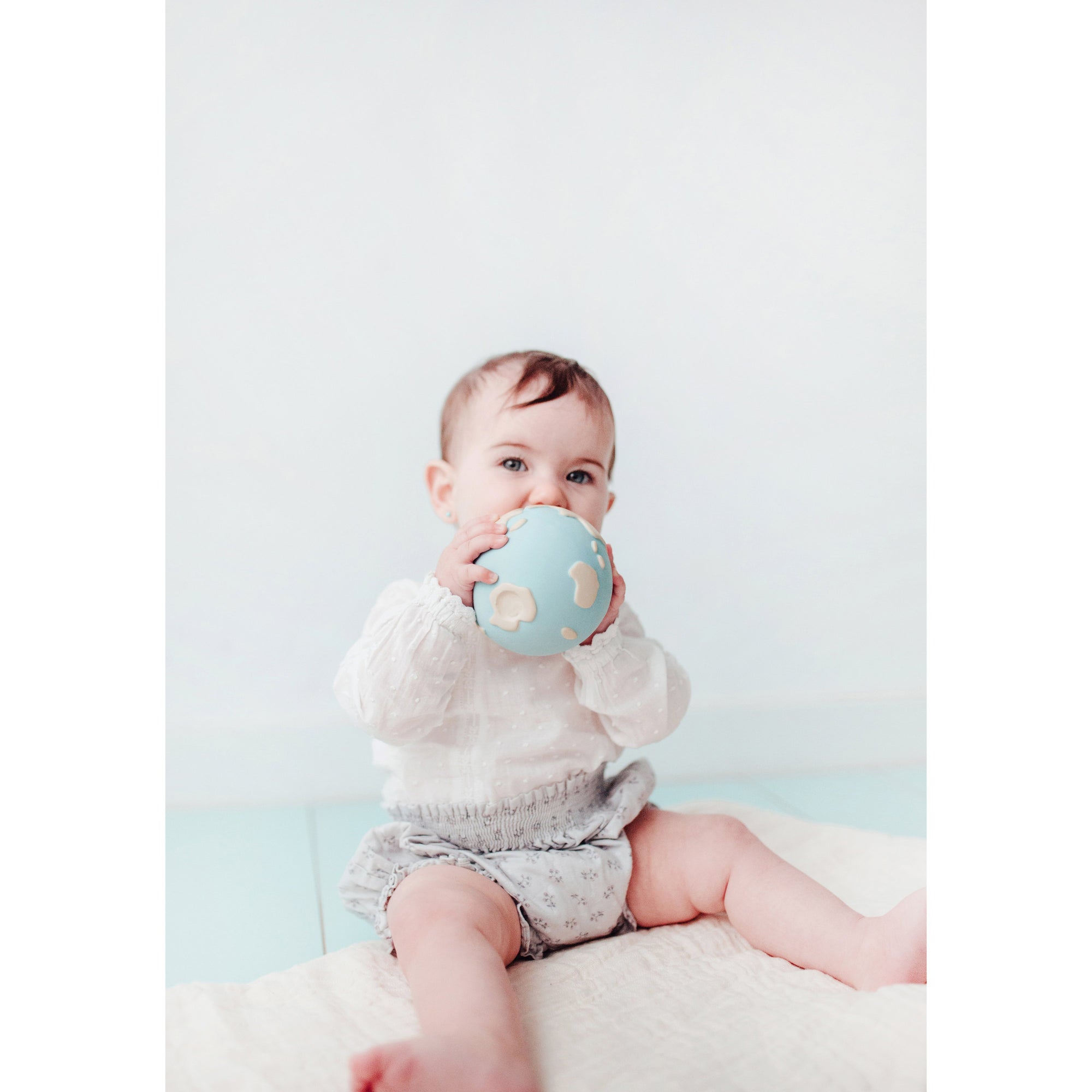 oli-&-carol-earthy-the-world-ball-teether- (17)