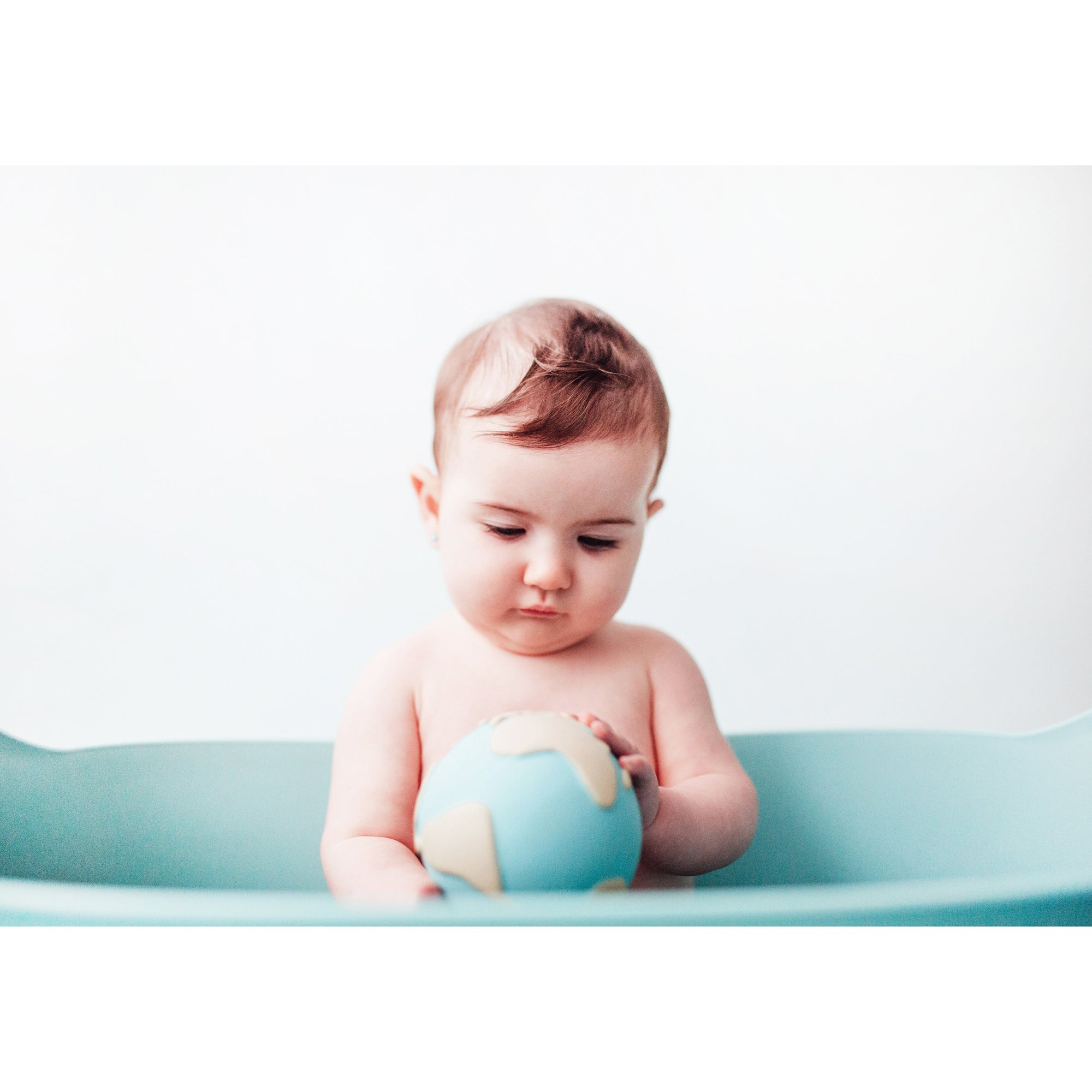 oli-&-carol-earthy-the-world-ball-teether- (18)
