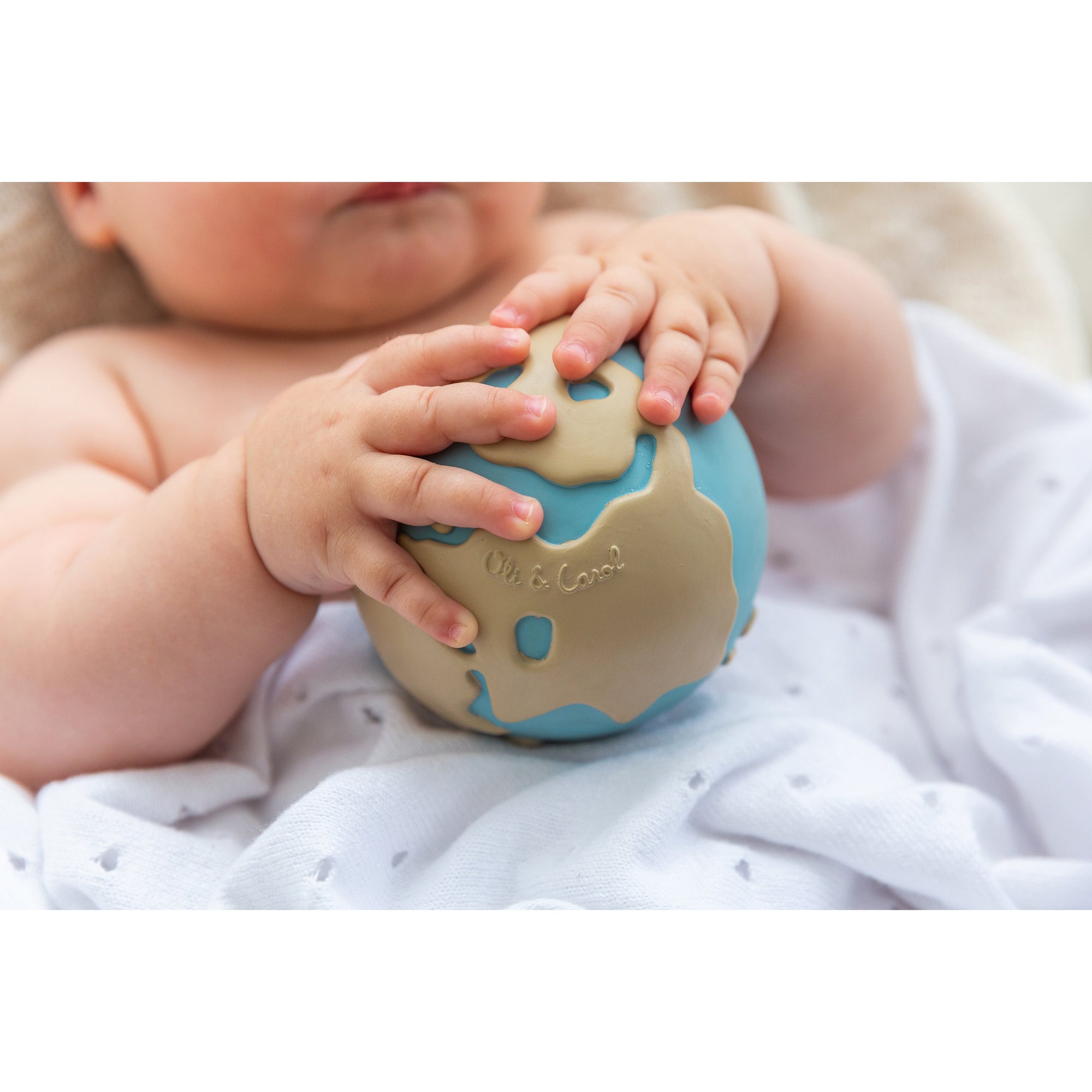 oli-&-carol-earthy-the-world-ball-teether- (21)