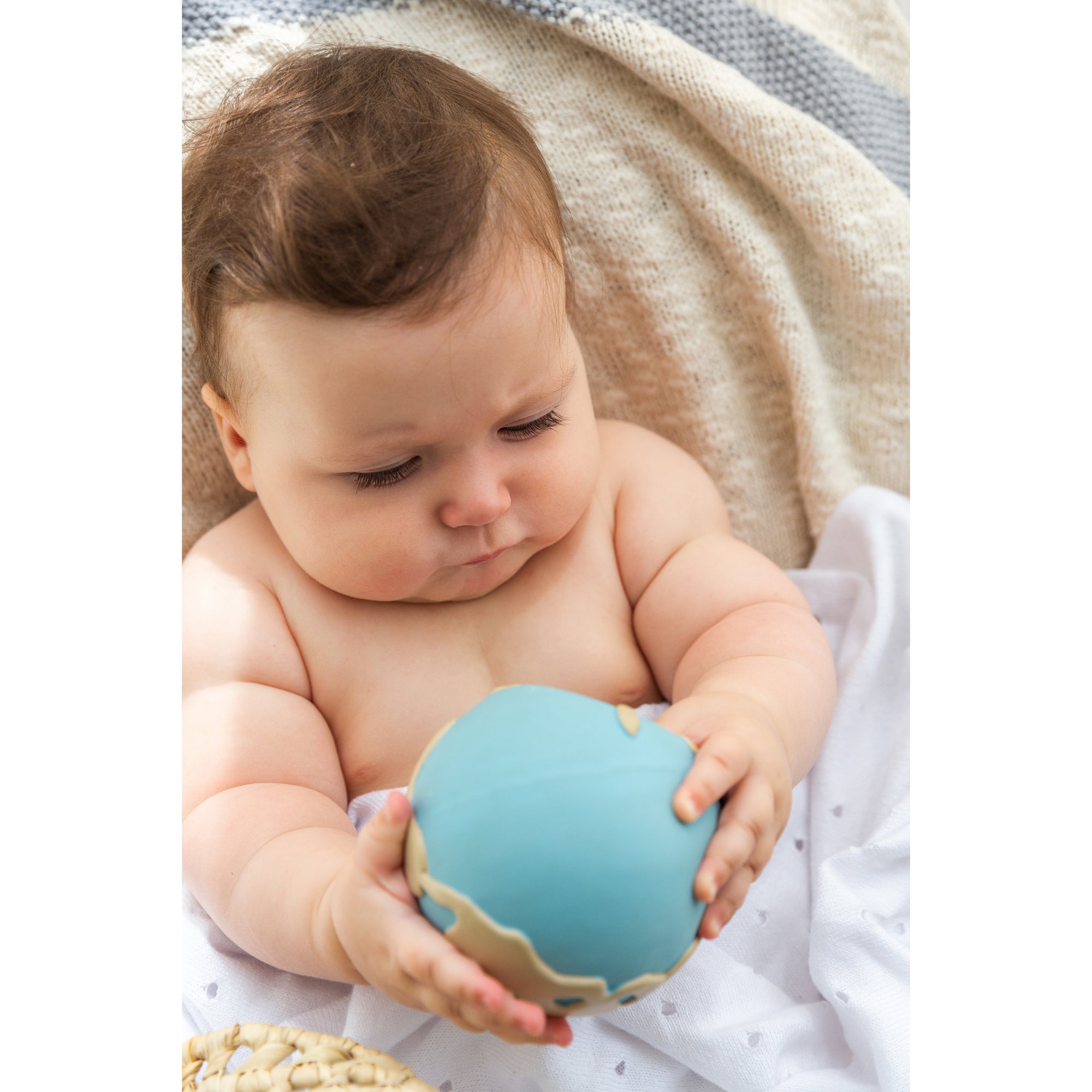 oli-&-carol-earthy-the-world-ball-teether- (23)