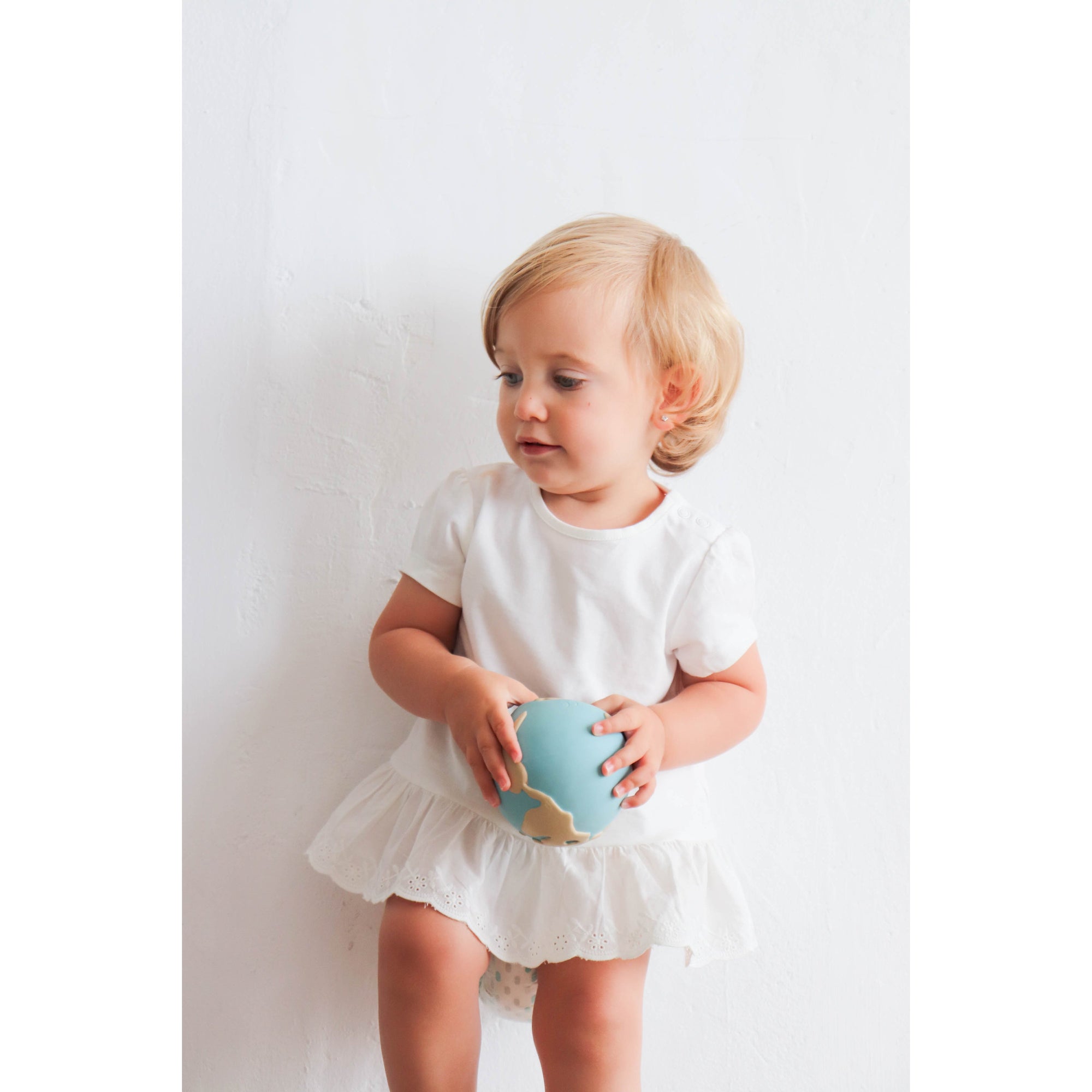 oli-&-carol-earthy-the-world-ball-teether- (42)