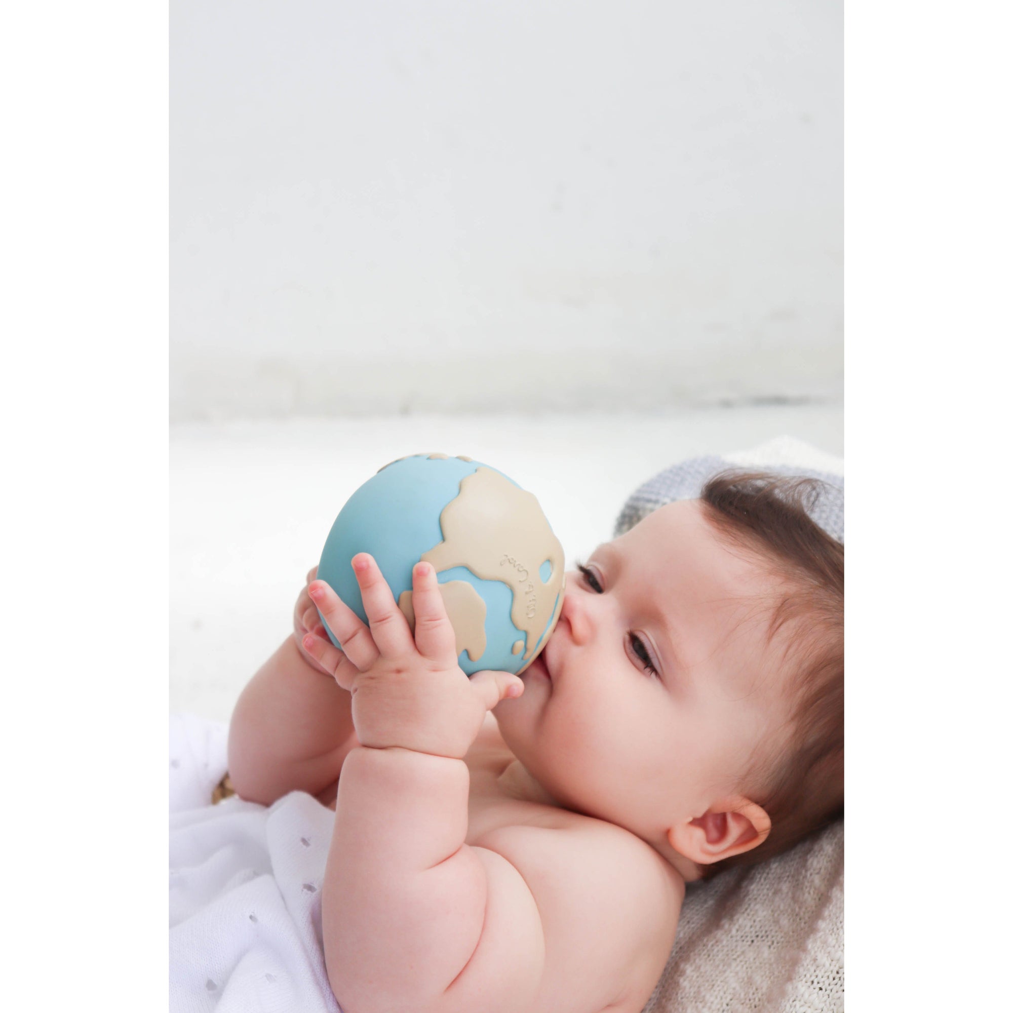 oli-&-carol-earthy-the-world-ball-teether- (43)