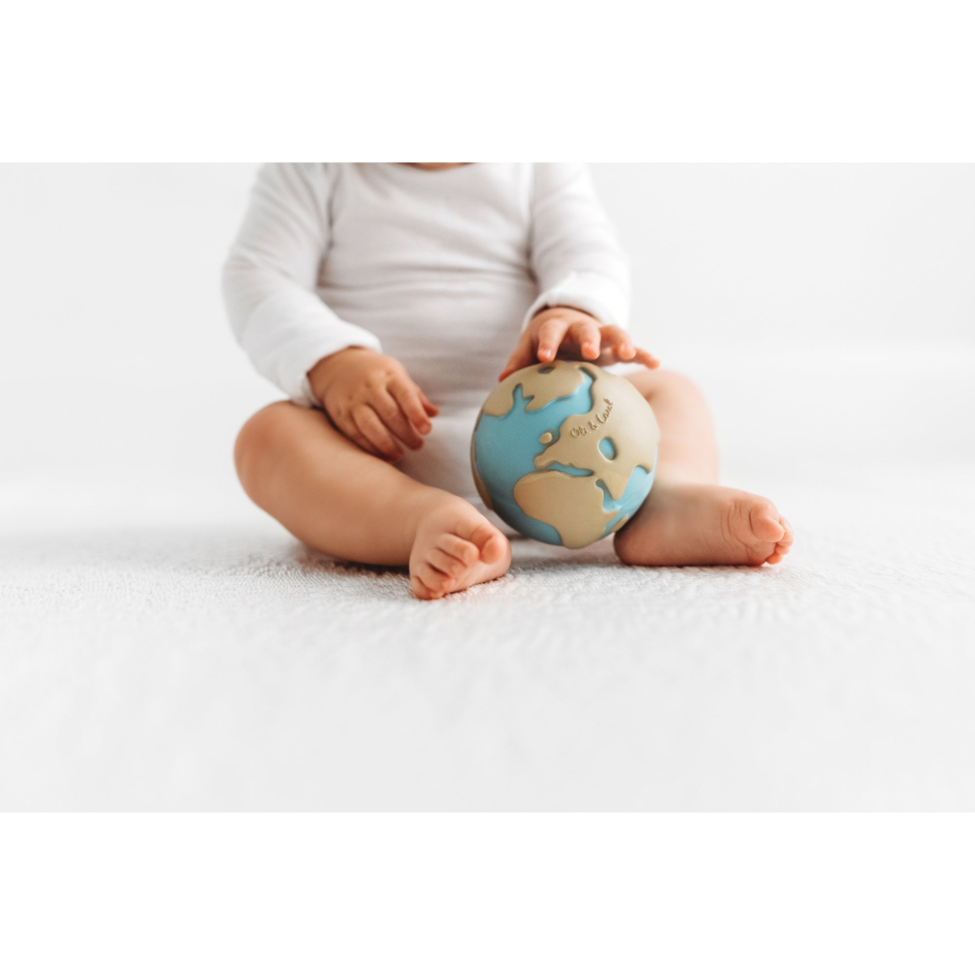 oli-&-carol-earthy-the-world-ball-teether- (10)