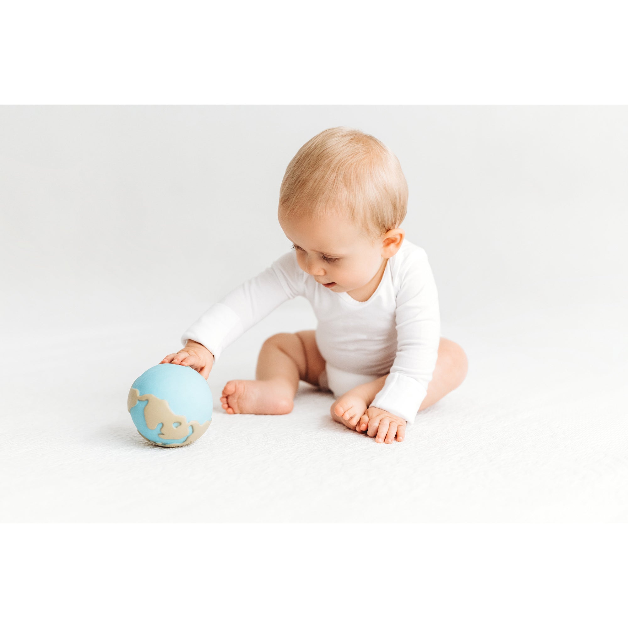 oli-&-carol-earthy-the-world-ball-teether- (11)
