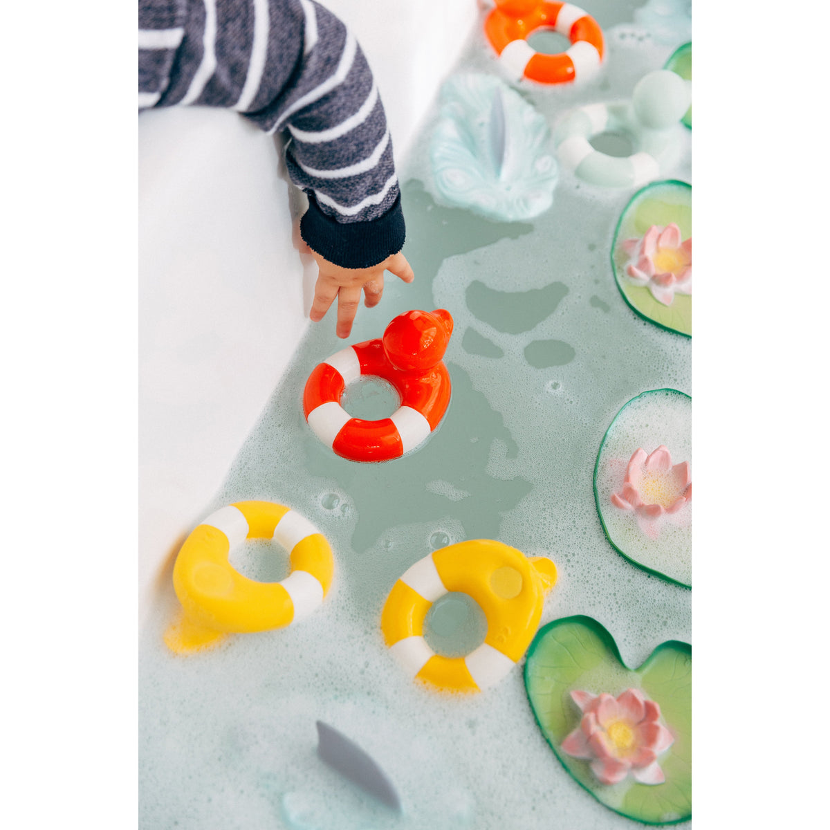 oli-&amp;-carol-floatie-duck-yellow- (20)