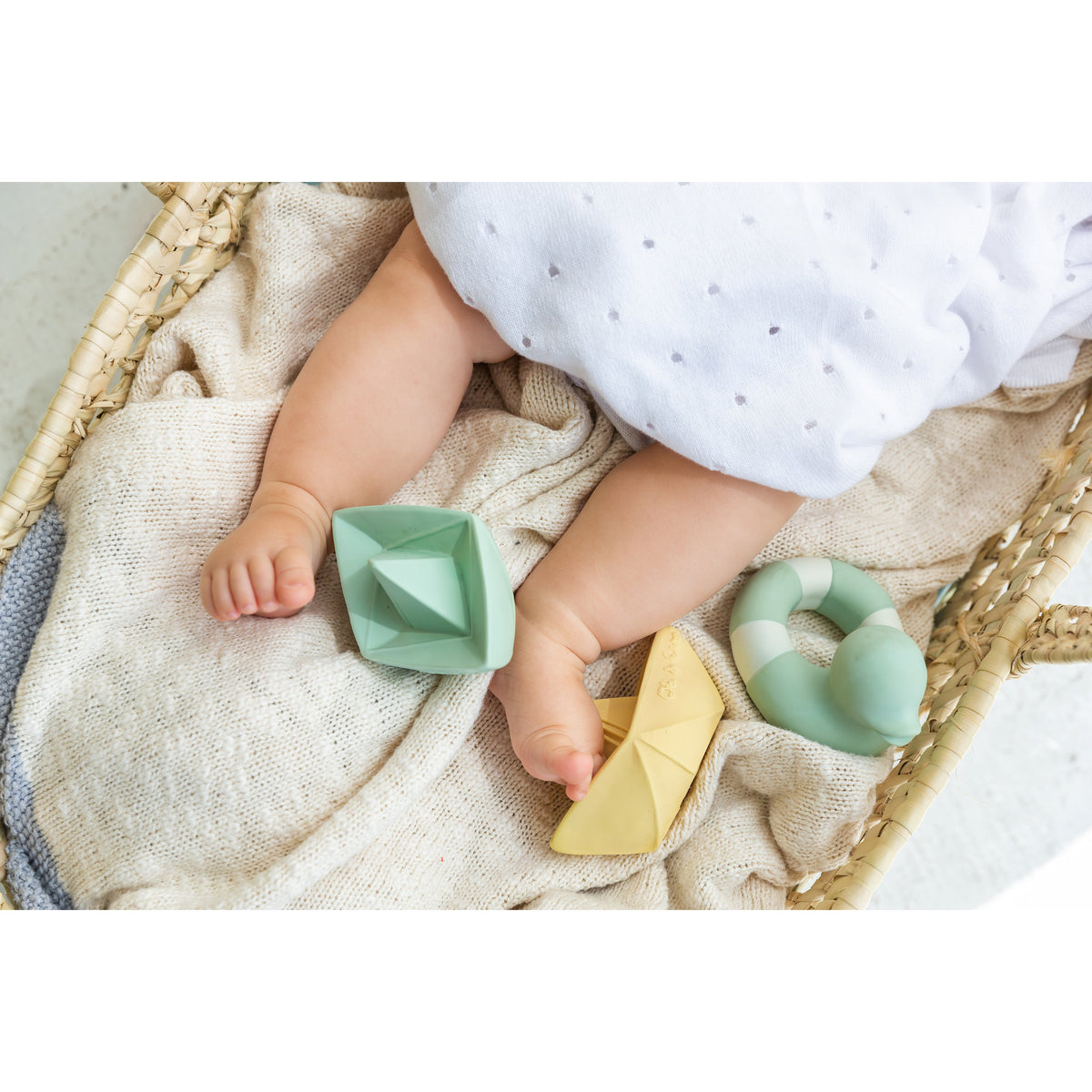 oli-&amp;-carol-origami-boat-mint-teether- (23)