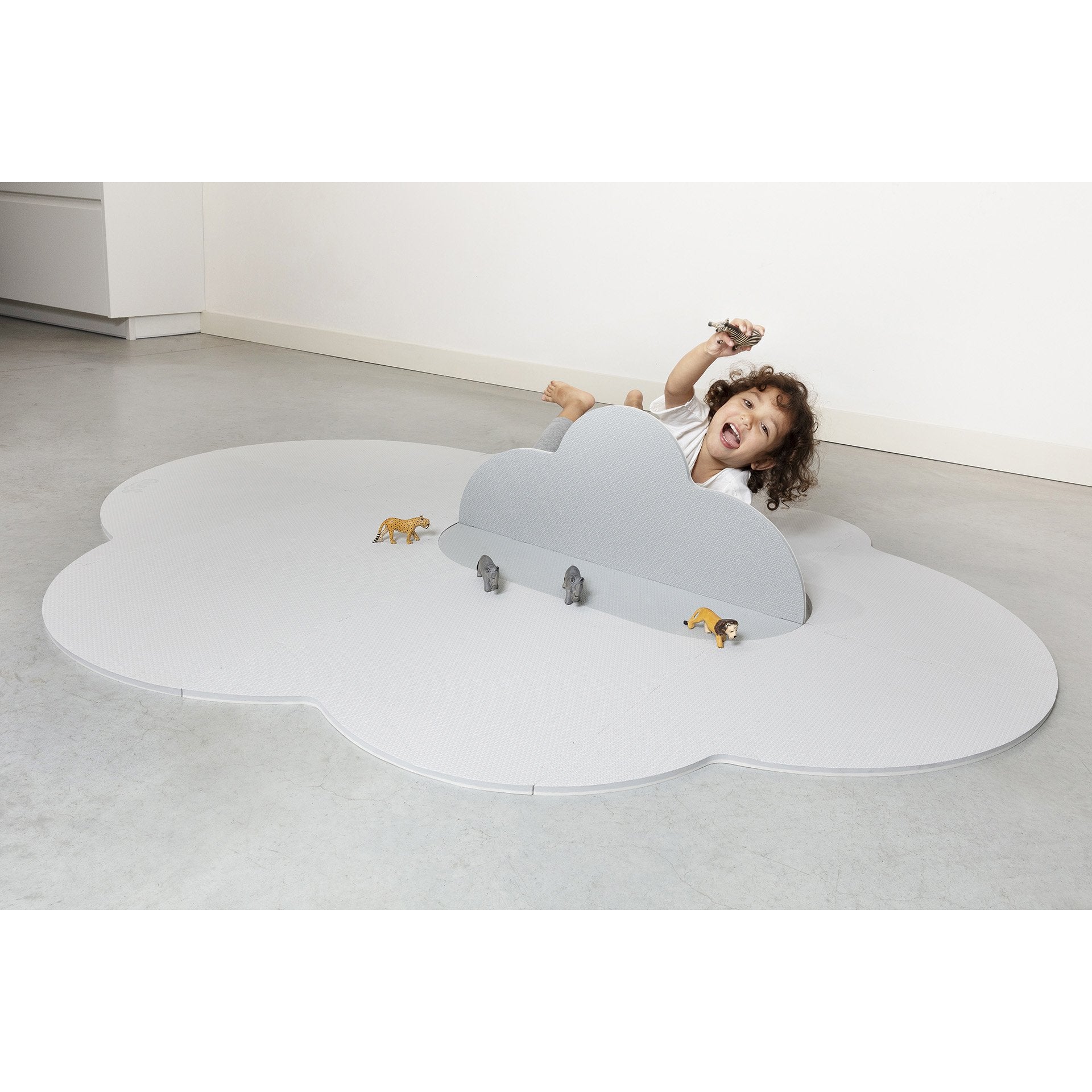 quut-playmat-head-in-the-clouds-l-175-x-145cm-pearl-grey- (11)