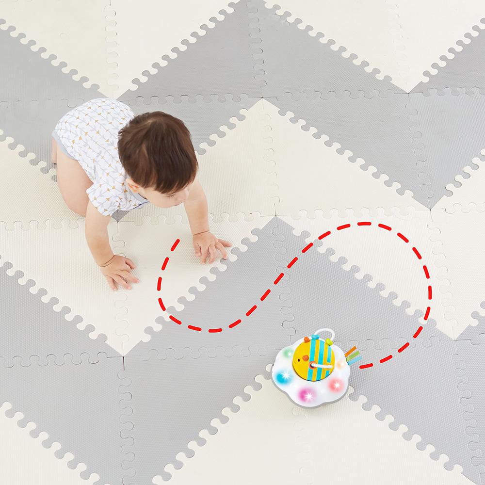 skip-hop-explore-more-follow-me-bee-crawl-toy- (2)